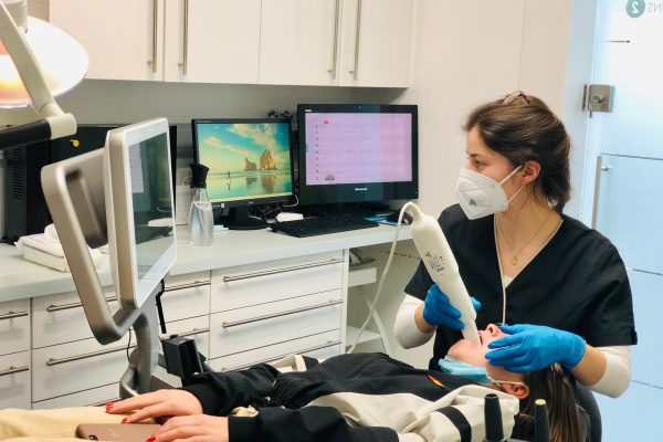 Ysaline effectue une empreinte en orthodontie avec iTero